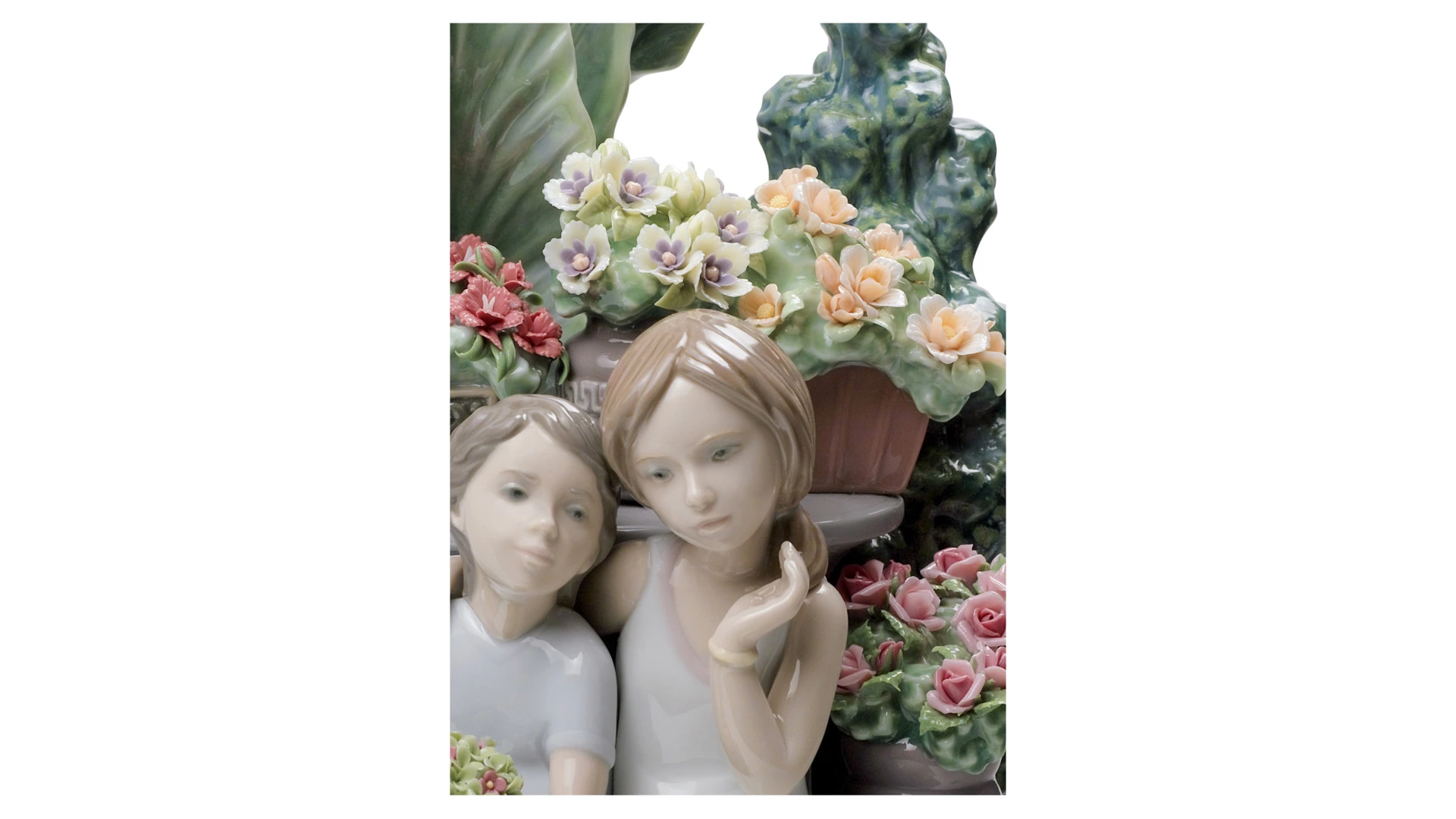 Фигурка Lladro Секретничая в парке 19х30 см, фарфор