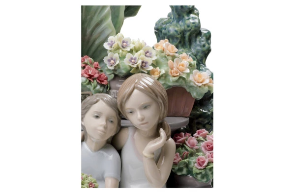 Фигурка Lladro Секретничая в парке 19х30 см, фарфор