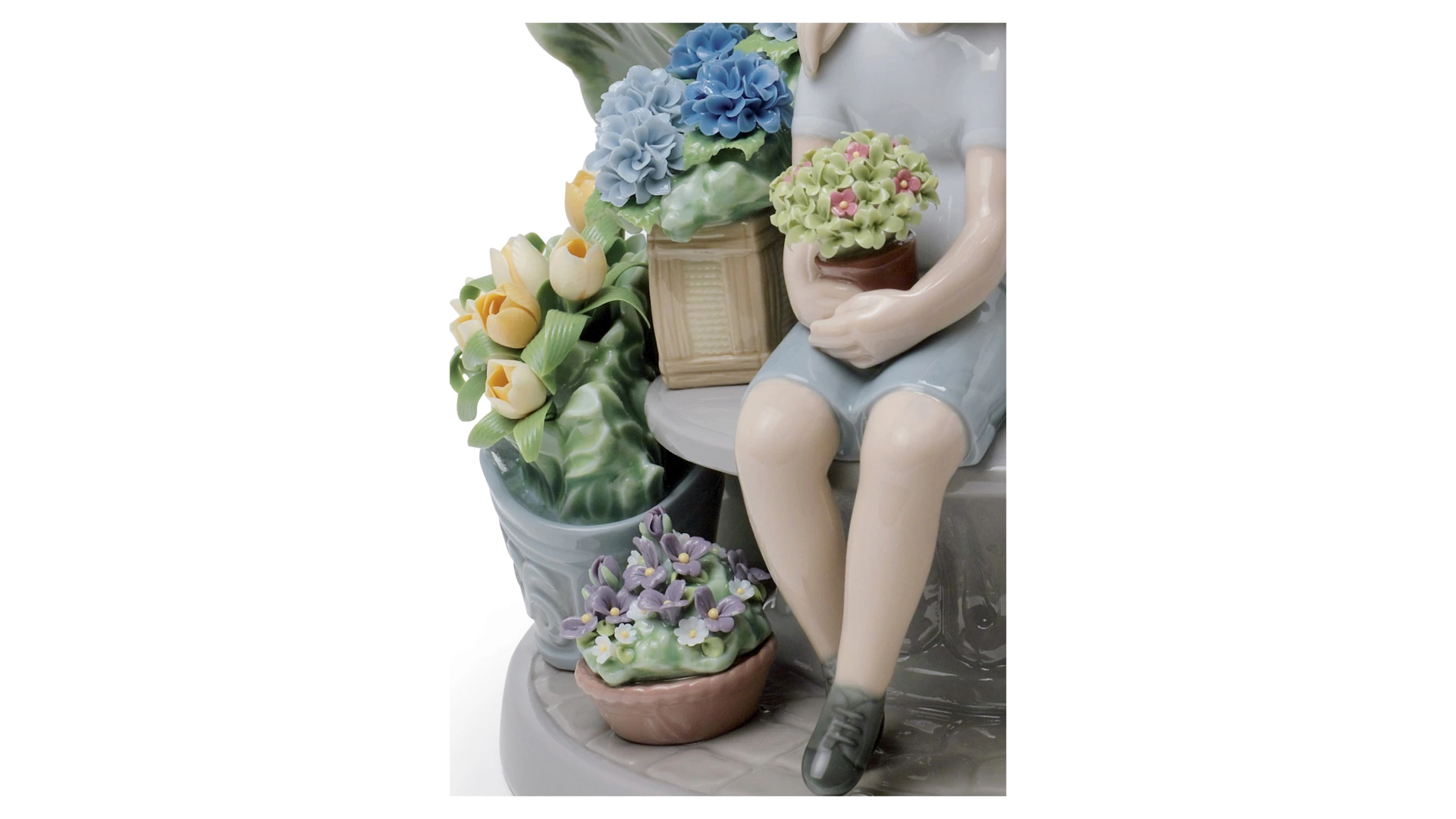 Фигурка Lladro Секретничая в парке 19х30 см, фарфор
