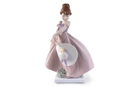 Фигурка Lladro Соломенная шляпка на ветру 16х24 см, фарфор