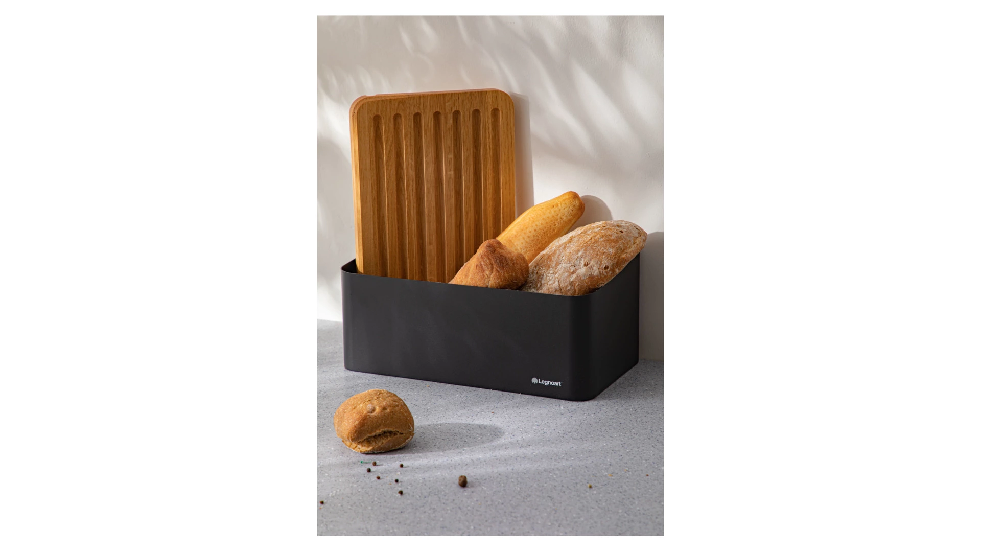 Хлебница с крышкой-доской Legnoart Crispy 40х20,5х17,5 см, крышка из дуба, металл, черная