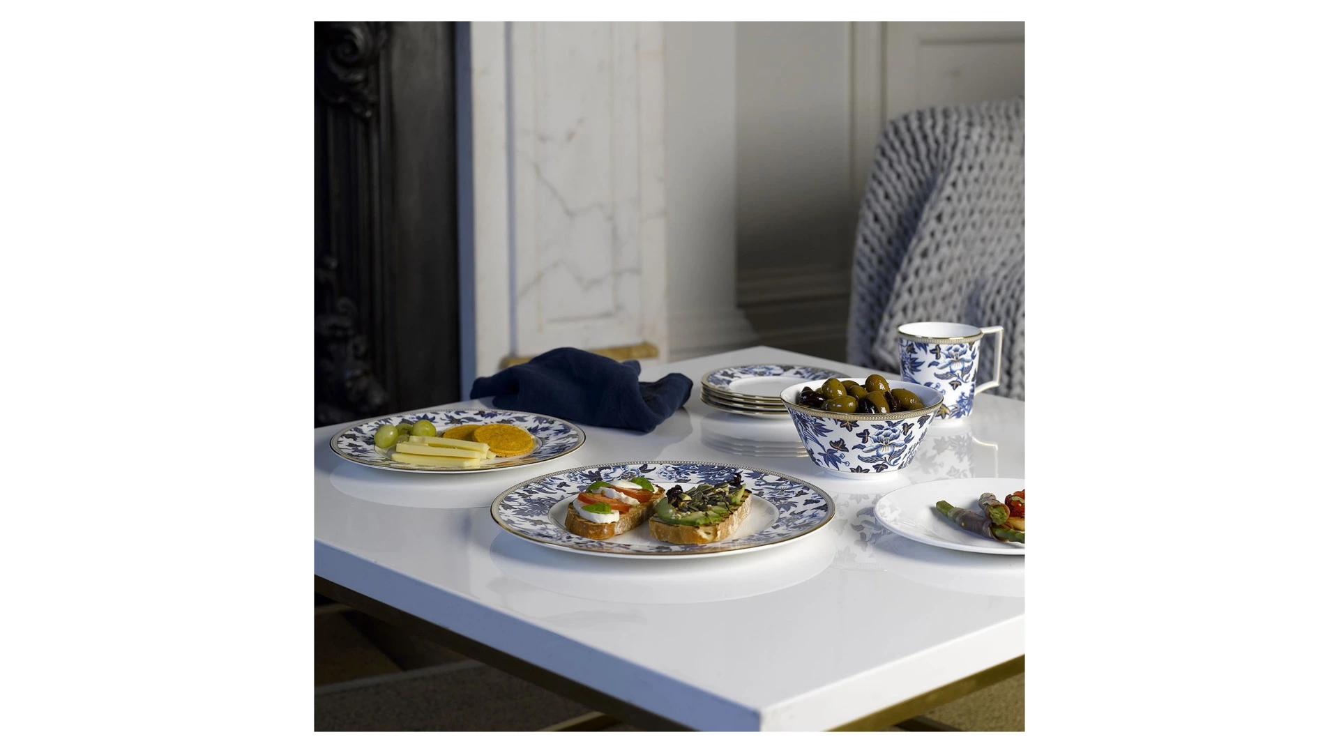 Тарелка закусочная Wedgwood Гибискус 20 см, фарфор