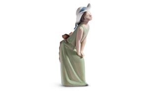 Фигурка Lladro Любопытная девочка в соломенной шляпе 9х25 см, фарфор