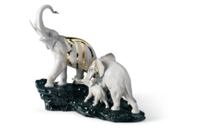 Фигурка Lladro Слоны на черной скале 40х36 см, фарфор