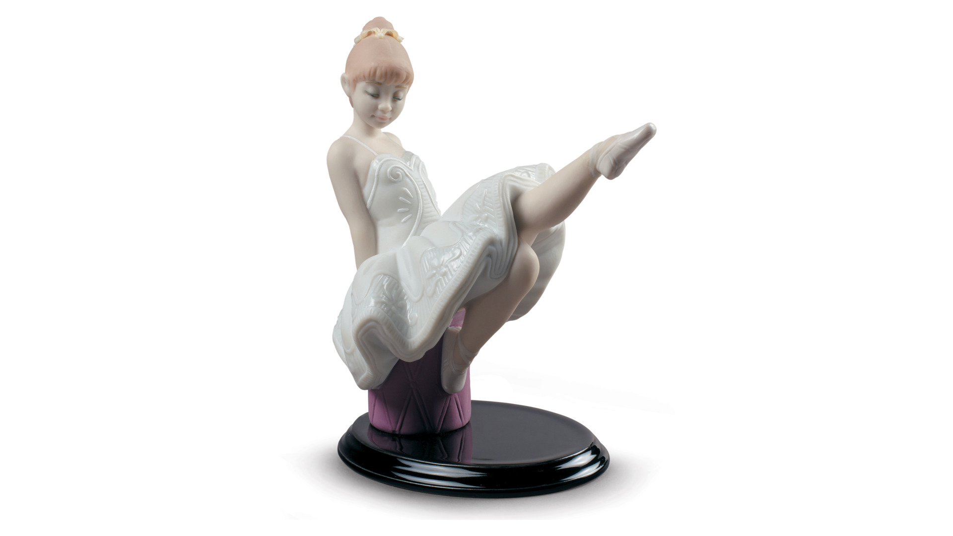 Фигурка Lladro Юная балерина II 12х14 см, фарфор