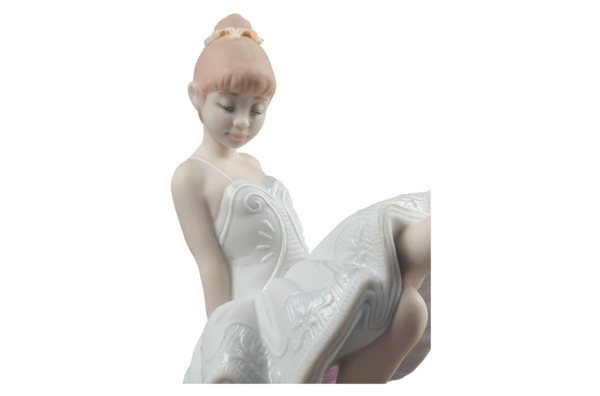 Фигурка Lladro Юная балерина II 12х14 см, фарфор