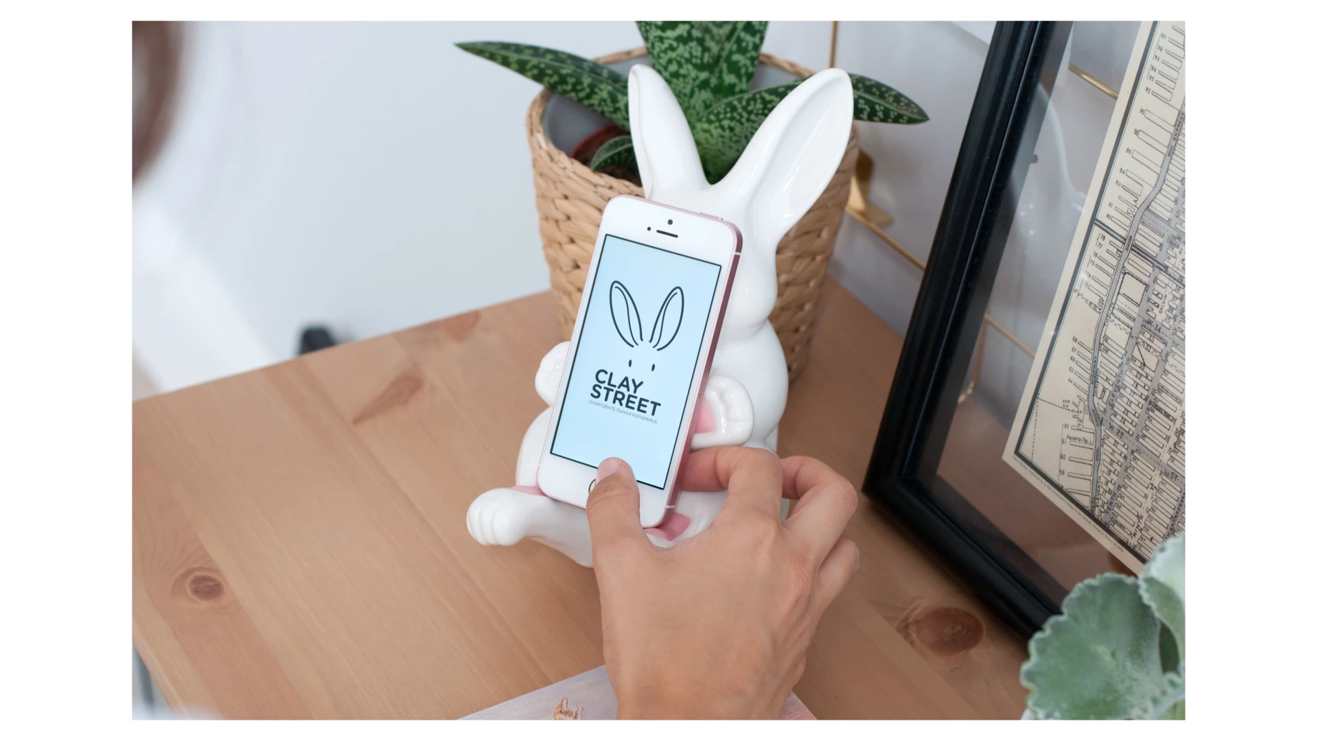 Держатель для смартфона Claystreet Кролики Малыш Пухлик 19 см, фарфор, белый