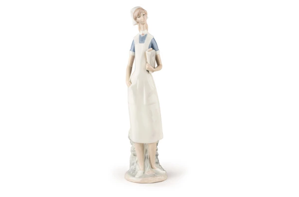 Фигурка Lladro Медсестра 10х36 см, фарфор