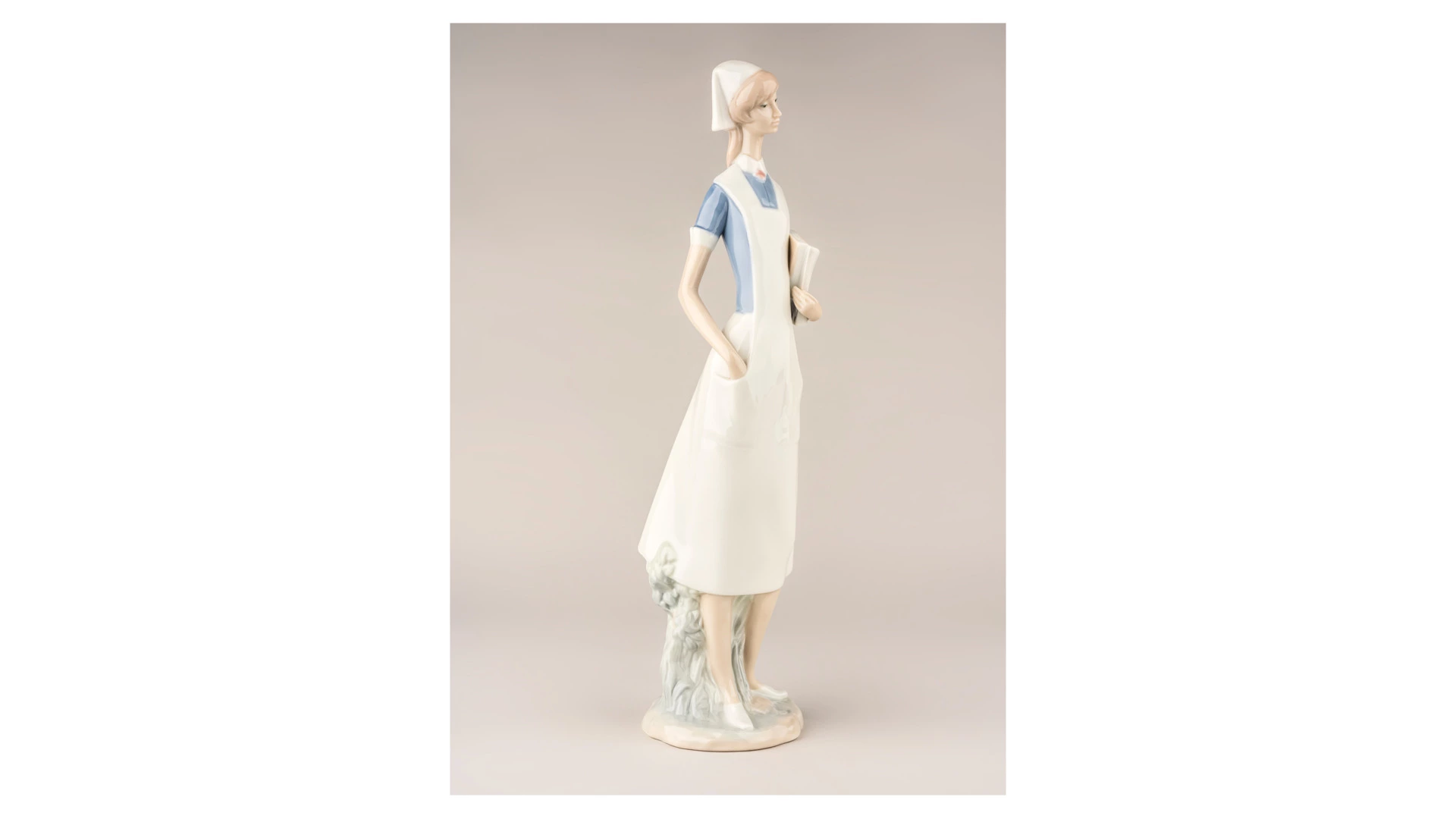 Фигурка Lladro Медсестра 10х36 см, фарфор