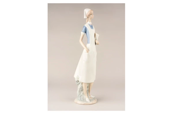 Фигурка Lladro Медсестра 10х36 см, фарфор