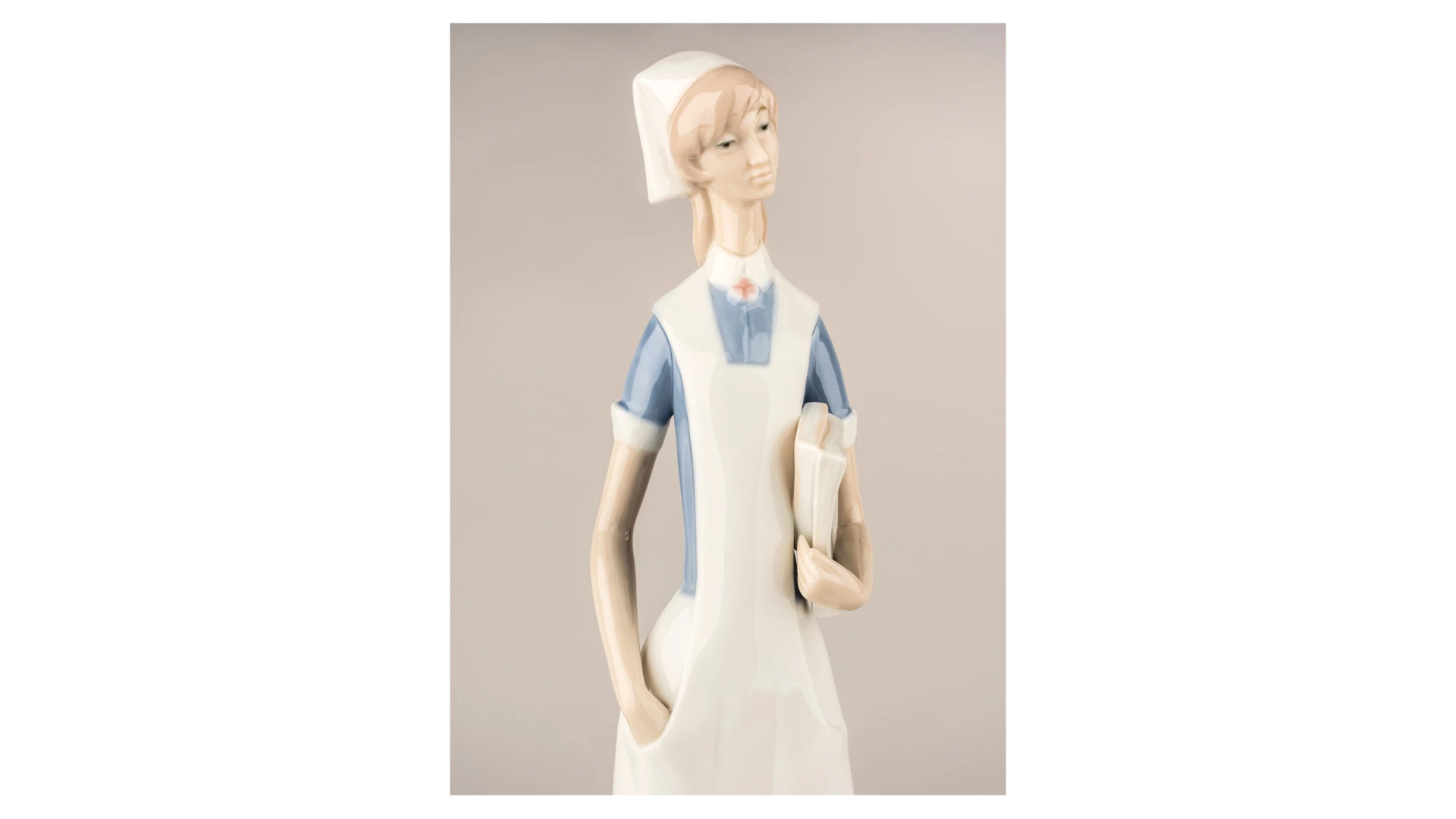 Фигурка Lladro Медсестра 10х36 см, фарфор