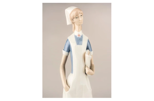 Фигурка Lladro Медсестра 10х36 см, фарфор