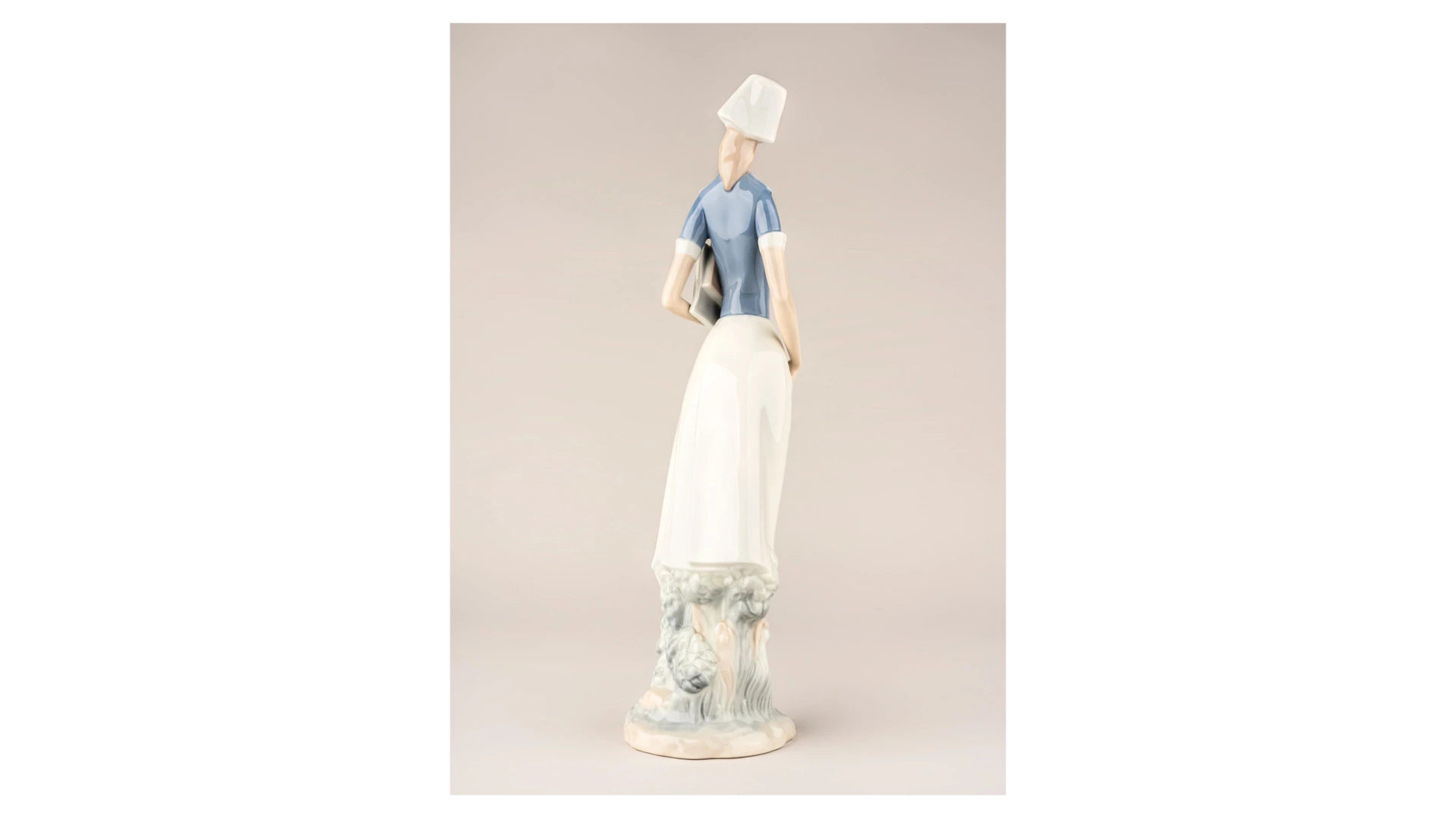 Фигурка Lladro Медсестра 10х36 см, фарфор
