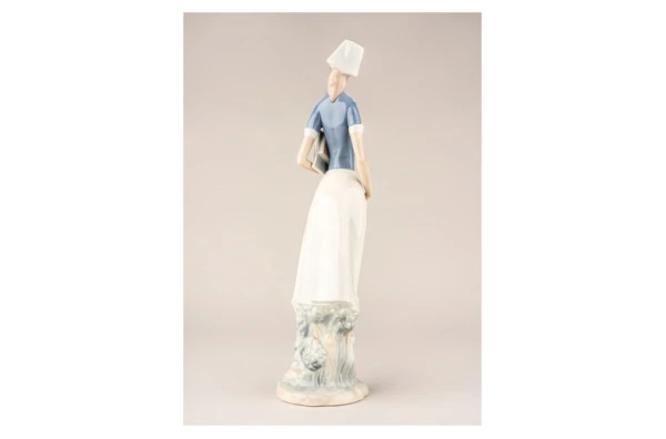 Фигурка Lladro Медсестра 10х36 см, фарфор