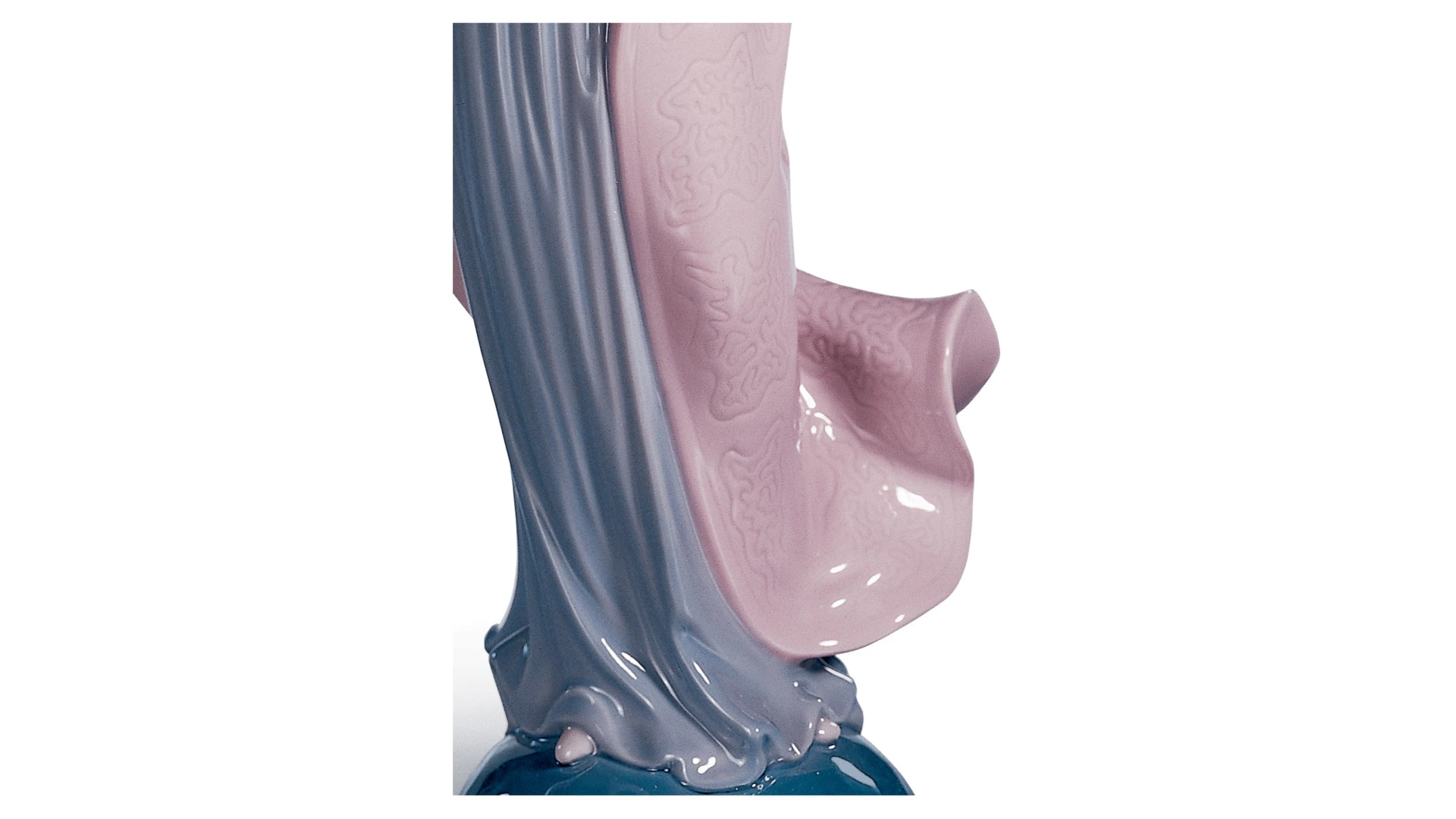 Фигурка Lladro Мадонна с цветами 11х32 см, фарфор