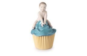 Фигурка Lladro Мой сладкий капкейк, мальчик 8х14 см, фарфор