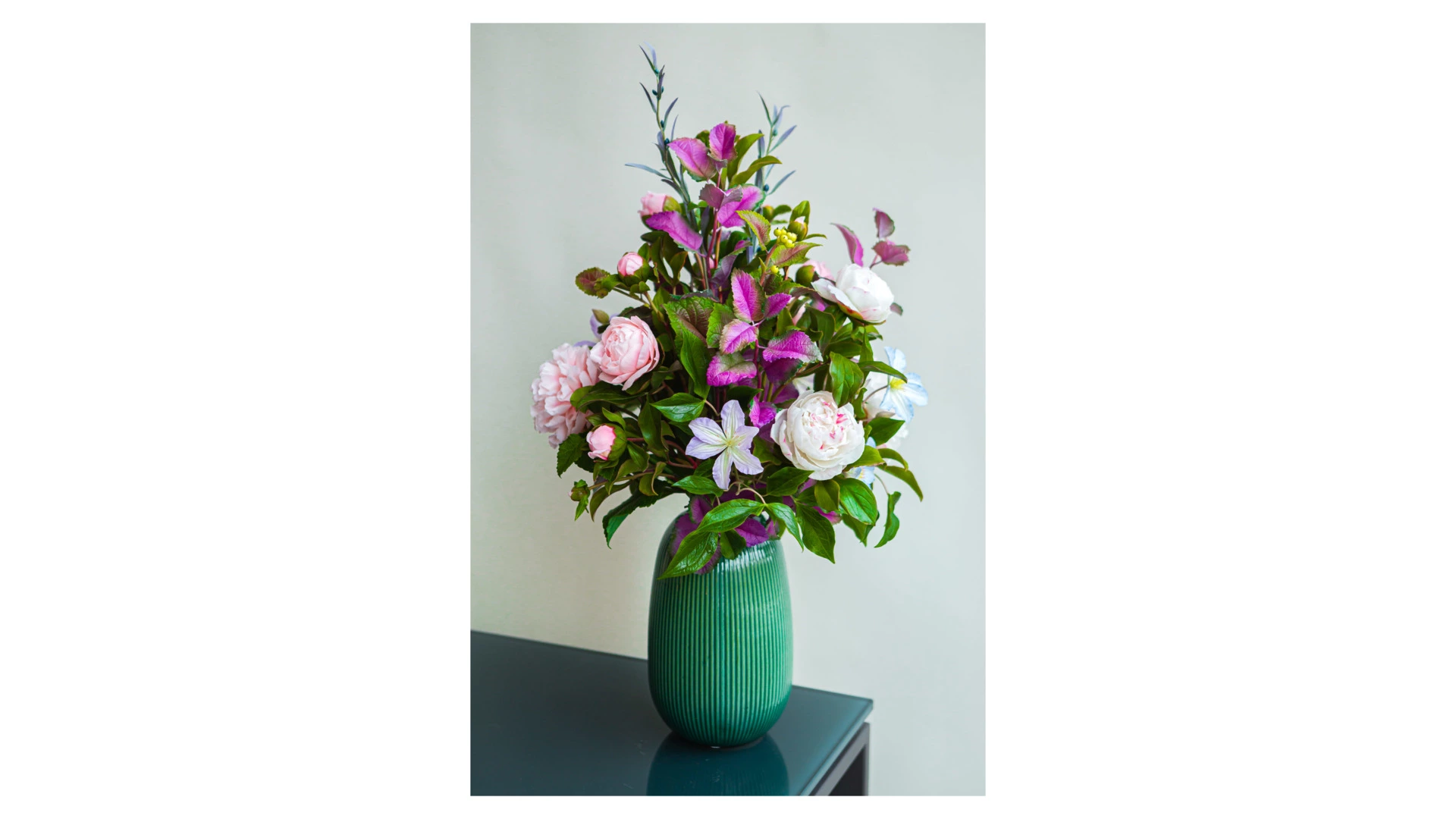 Букет пионов с клематисами из холодного фарфора