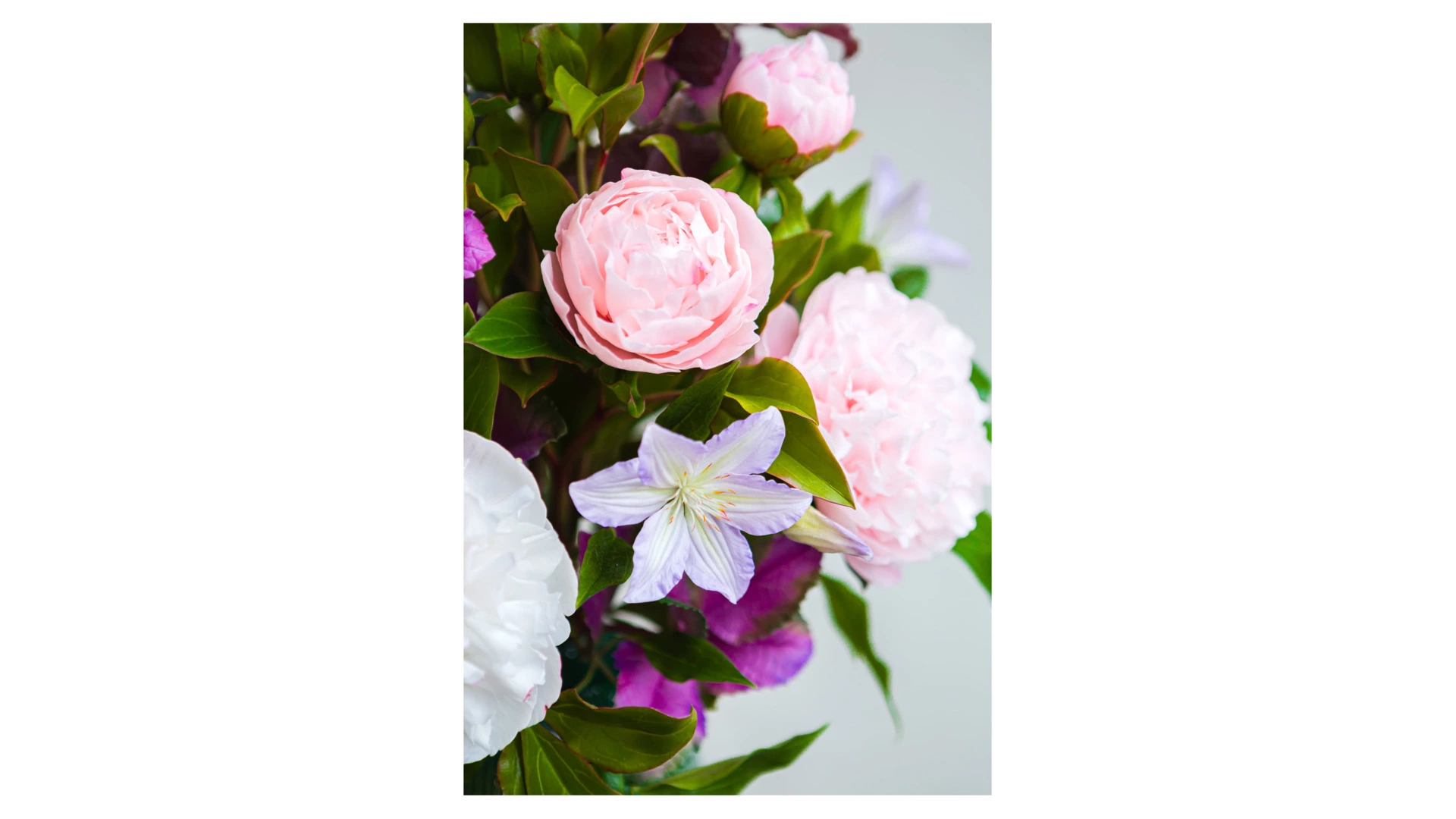 Букет пионов с клематисами из холодного фарфора