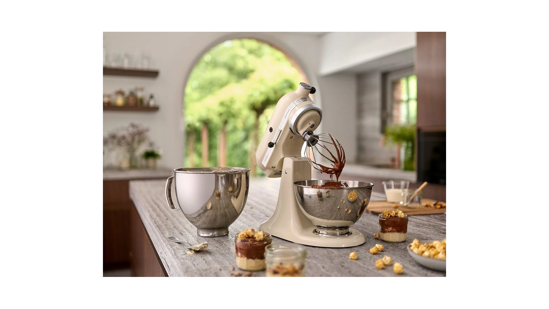 Миксер планетарный KitchenAid Artisan 4,8 л, 4 насадки, экран, 2 чаши, 5KSM175PSEAC, кремовый