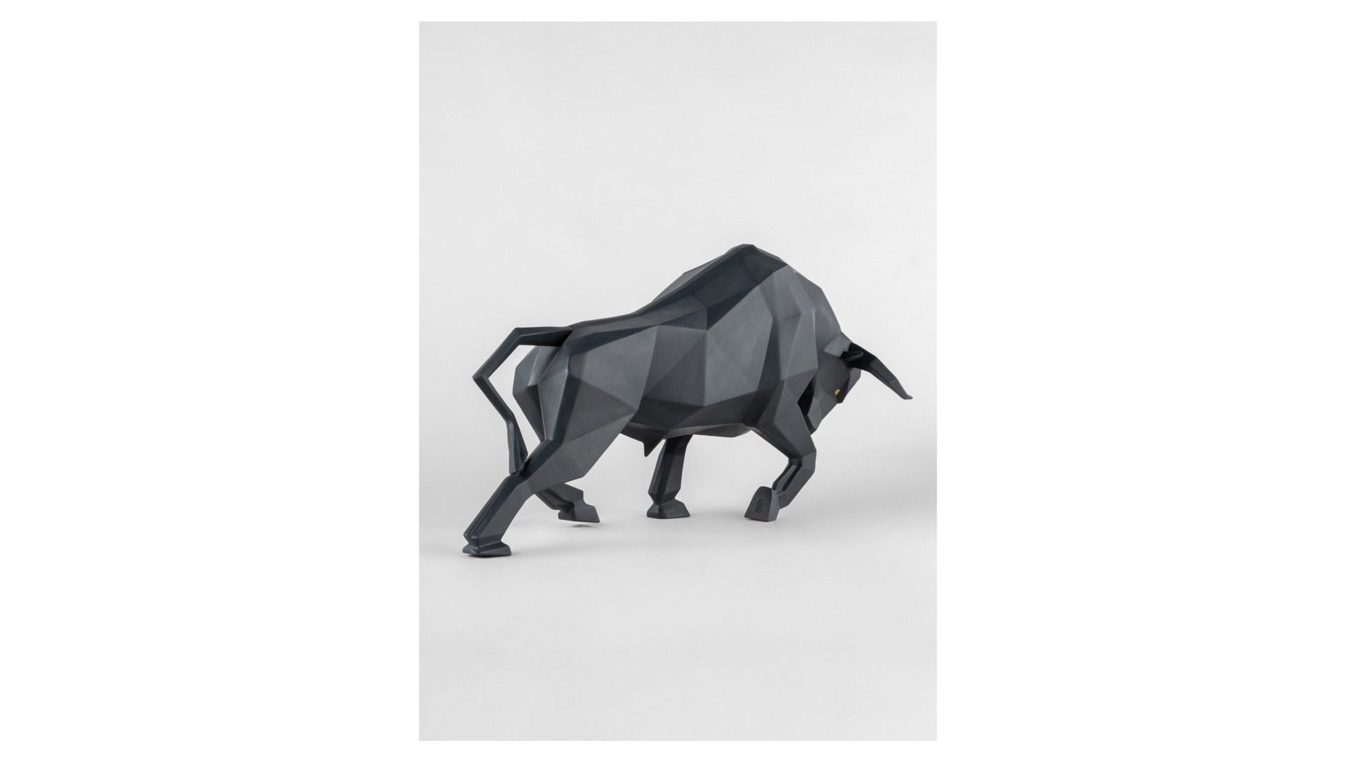 Фигурка Lladro Черный бык оригами 26х50 см, фарфор, матовая
