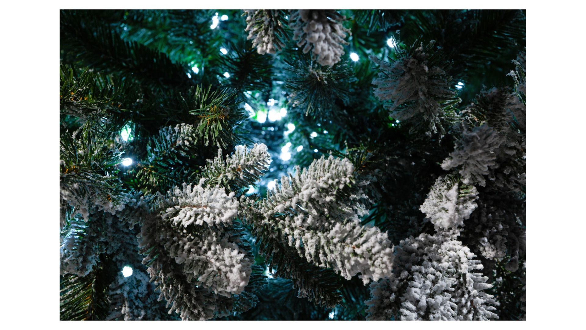 Ель искусственная заснеженная с вплетенной гирляндой Crystal Trees Габи 150 см, зеленая
