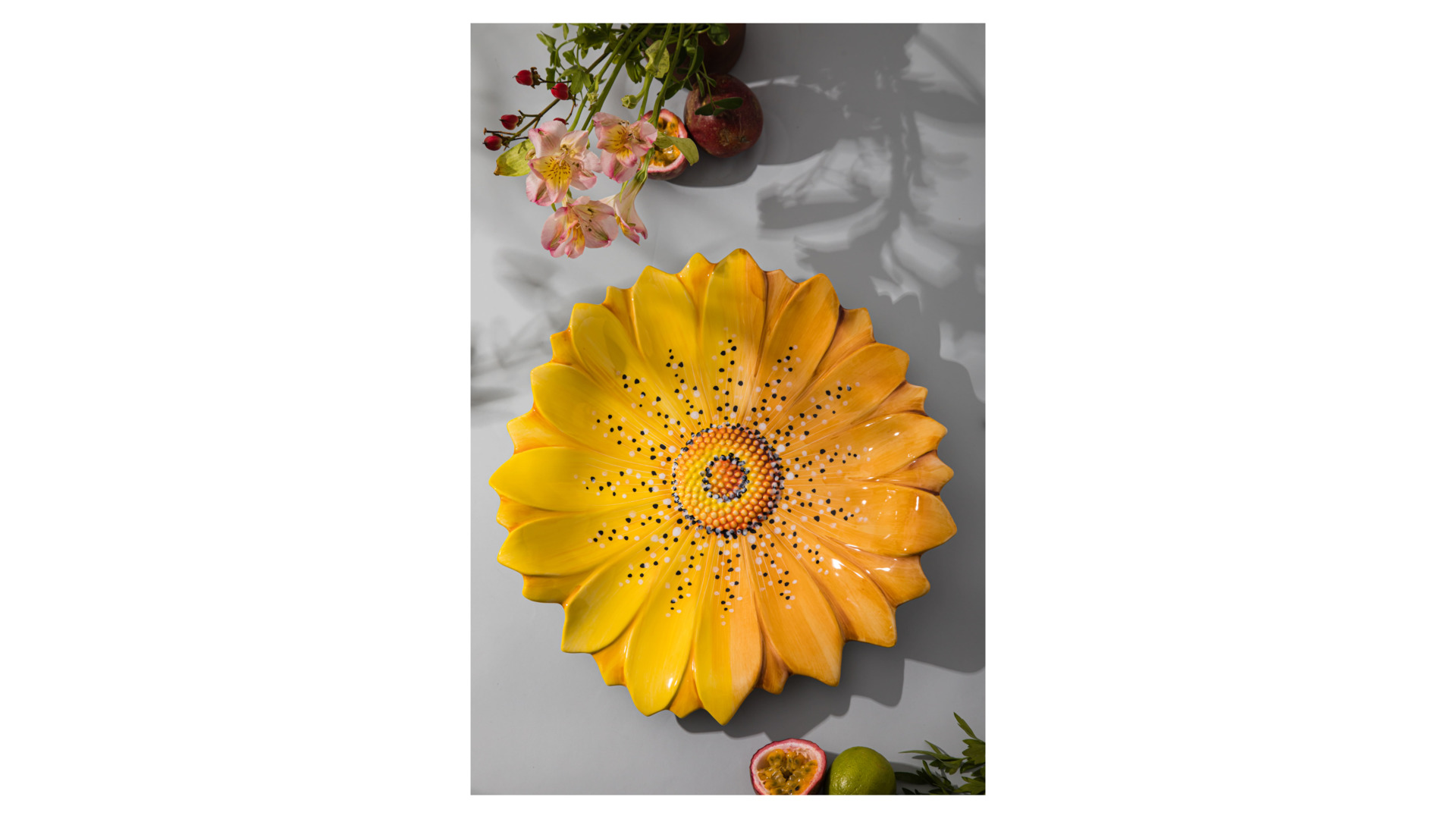 Блюдо круглое 3D Edelweiss Маргаритка 36 см, керамика, желтое