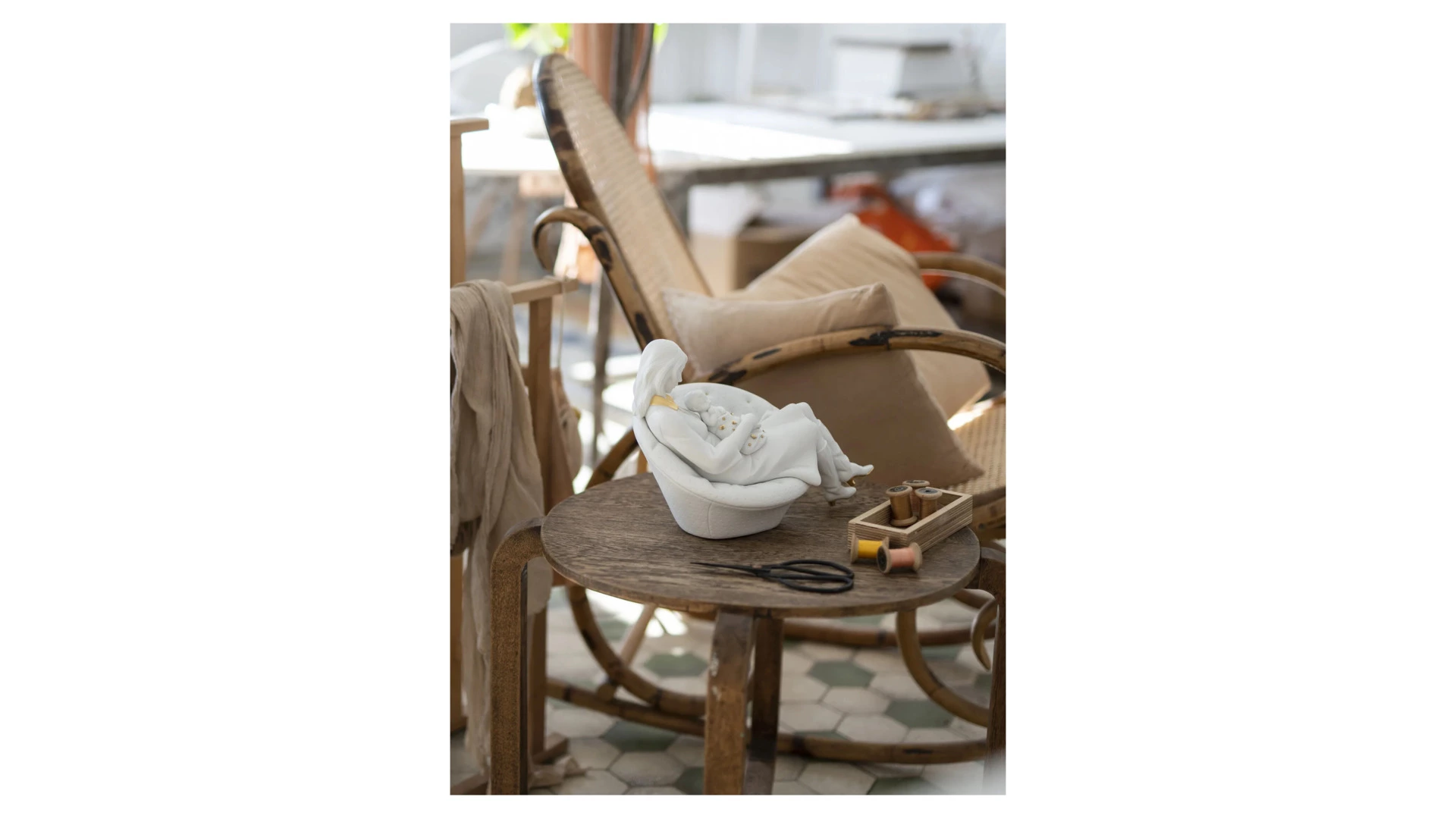 Фигурка Lladro В маминых объятьях 30x22см, фарфор, белый бисквит с золотом