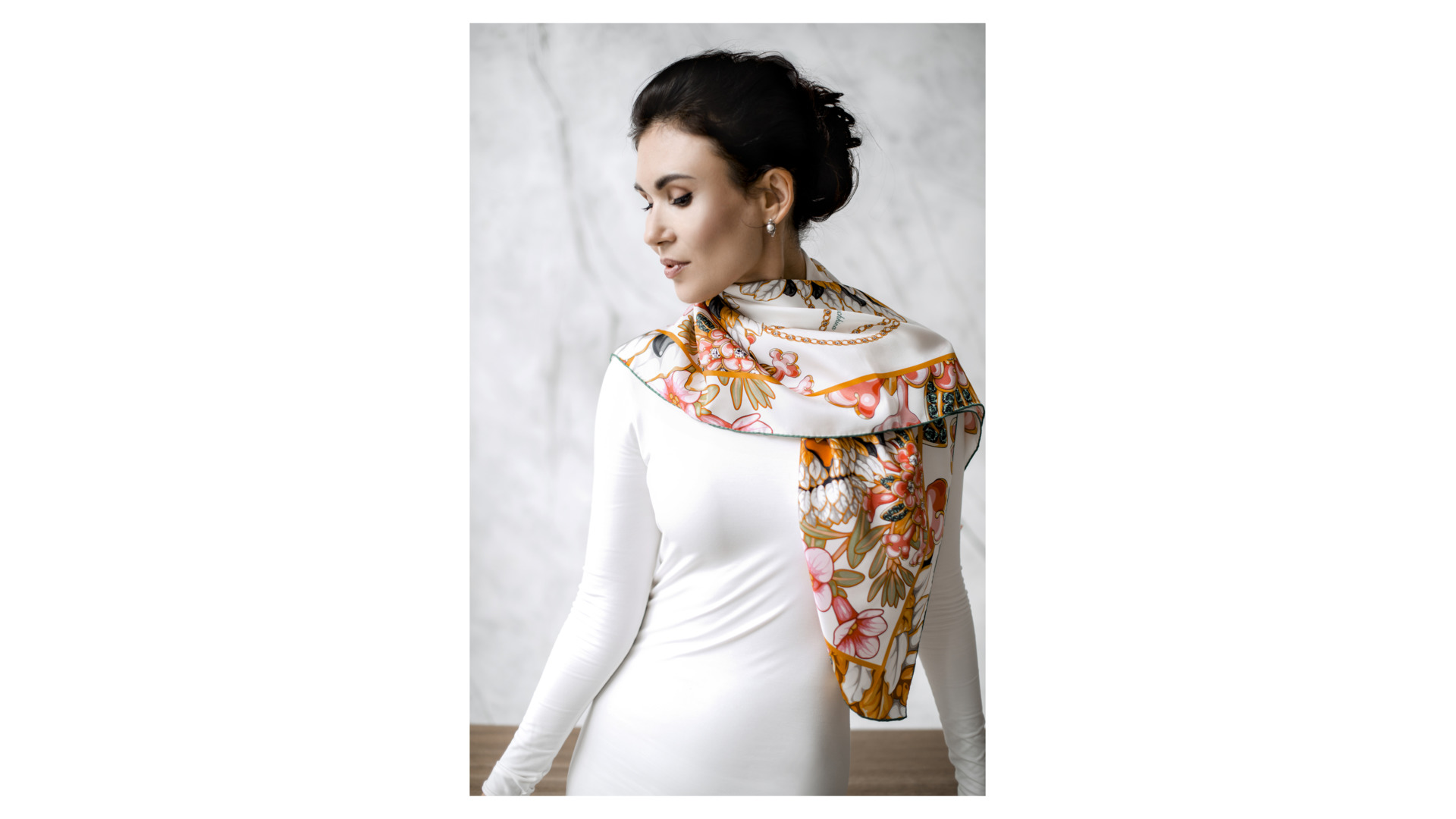Платок сувенирный Русские в моде Драгоценные тигры 90х90 см, шелк, белый, ручная подшивка
