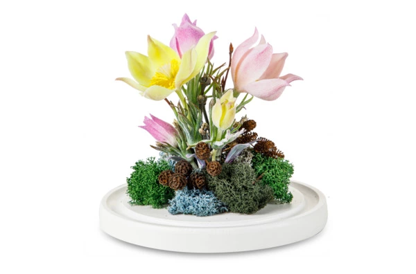 Лютики-первоцветы из холодного фарфора в куполе Н15, белая подставка МДФ