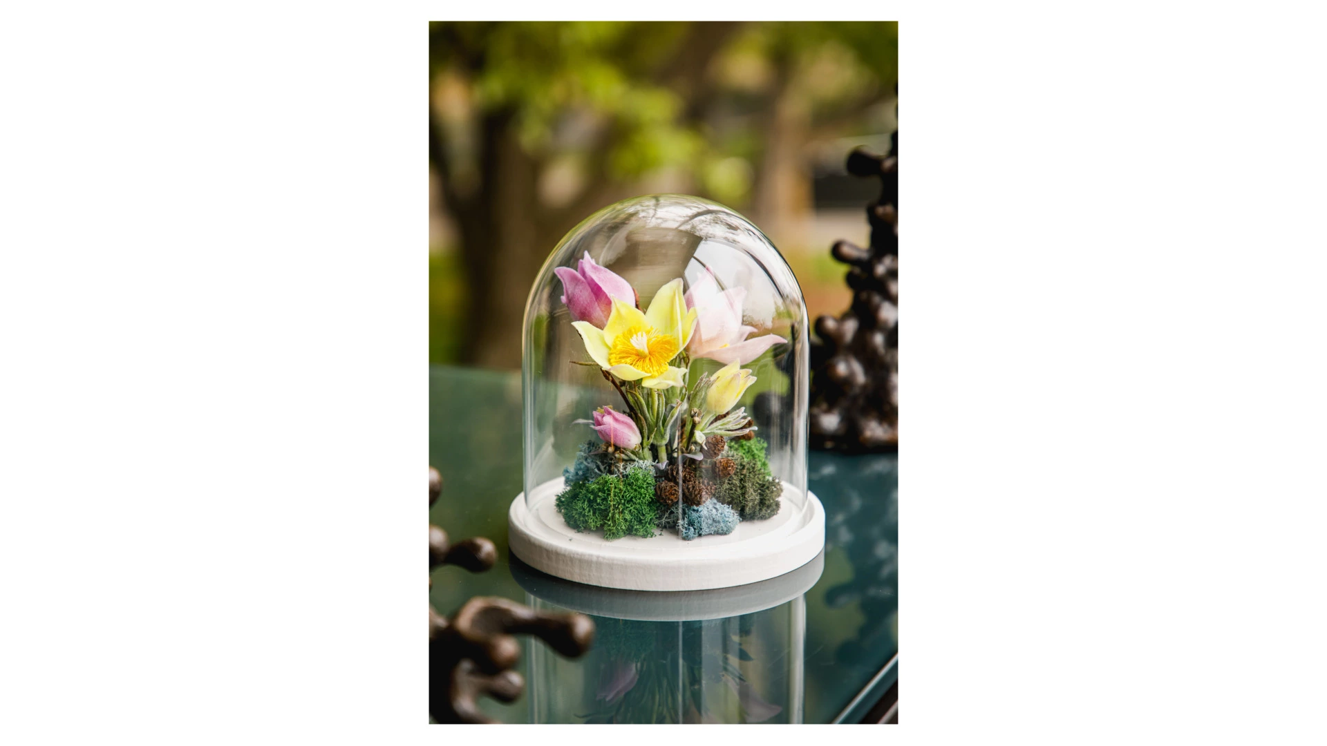 Лютики-первоцветы из холодного фарфора в куполе Н15, белая подставка МДФ