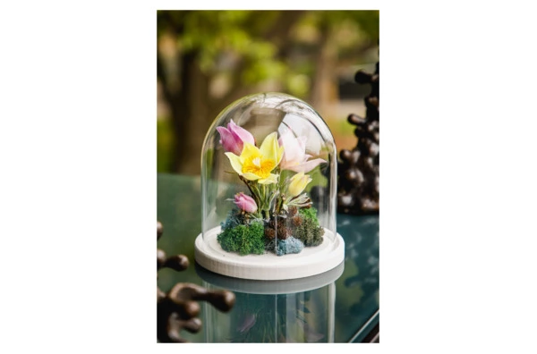 Лютики-первоцветы из холодного фарфора в куполе Н15, белая подставка МДФ