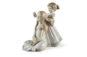 Фигурка Lladro Расчесывая волосы 14х21 см, фарфор