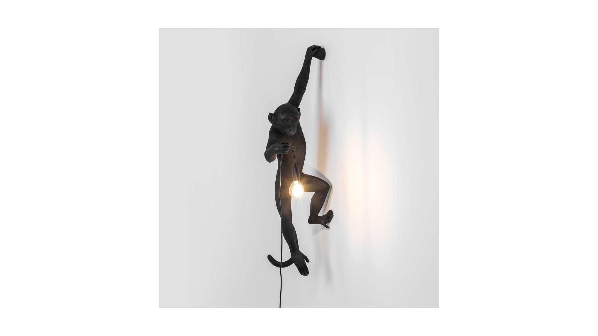 Настенный светильник Seletti Обезьяна висит на левой руке 37х20,5 h76,5, смола, черный