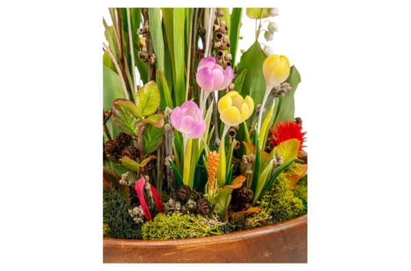 Композиция из холодного фарфора из ирисов, нарциссов, ландыша, крокуса, лесной фиалки в куполе