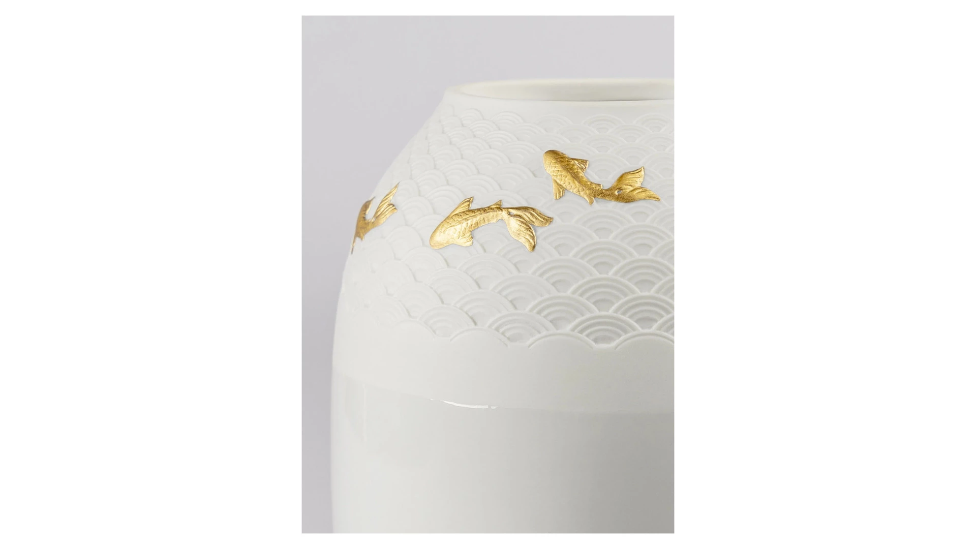 Ваза Lladro Кои 18х25 см, фарфор, золотой люстр, белая