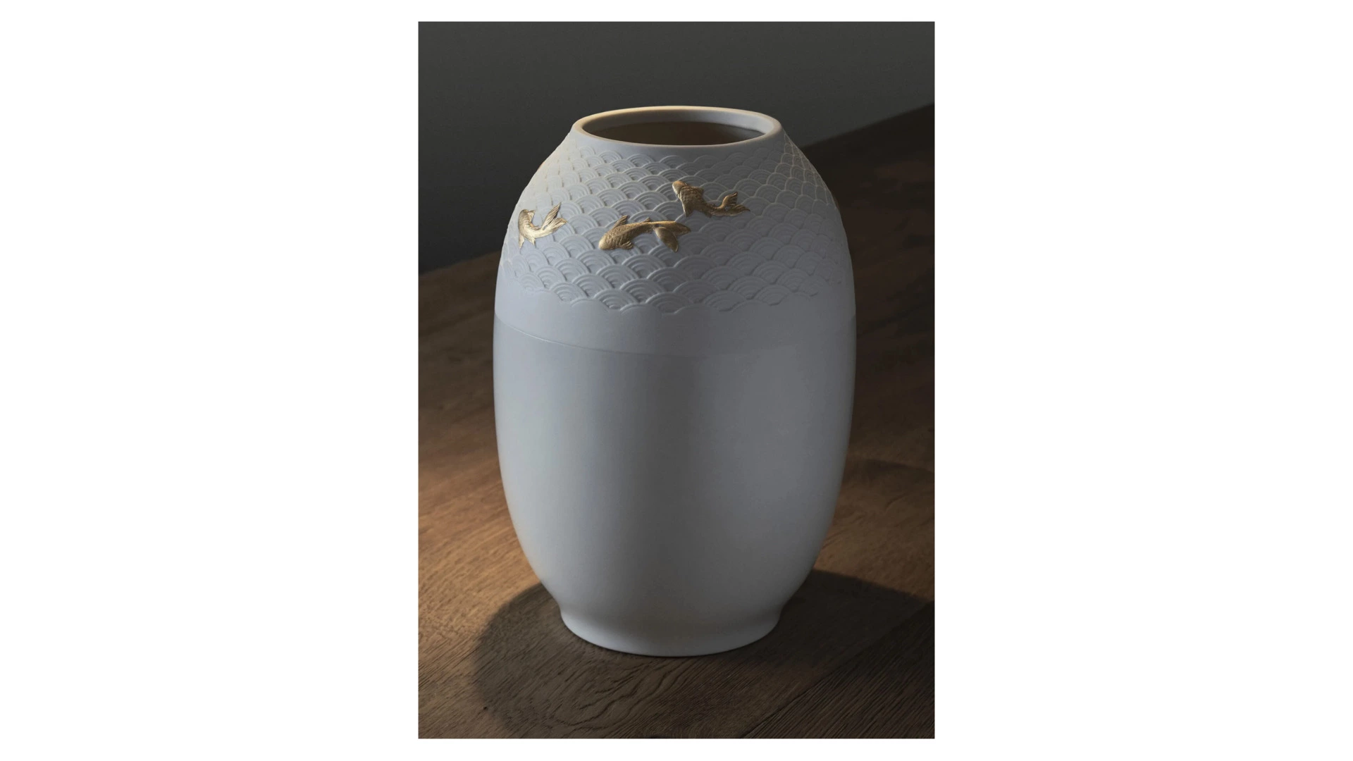 Ваза Lladro Кои 18х25 см, фарфор, золотой люстр, белая