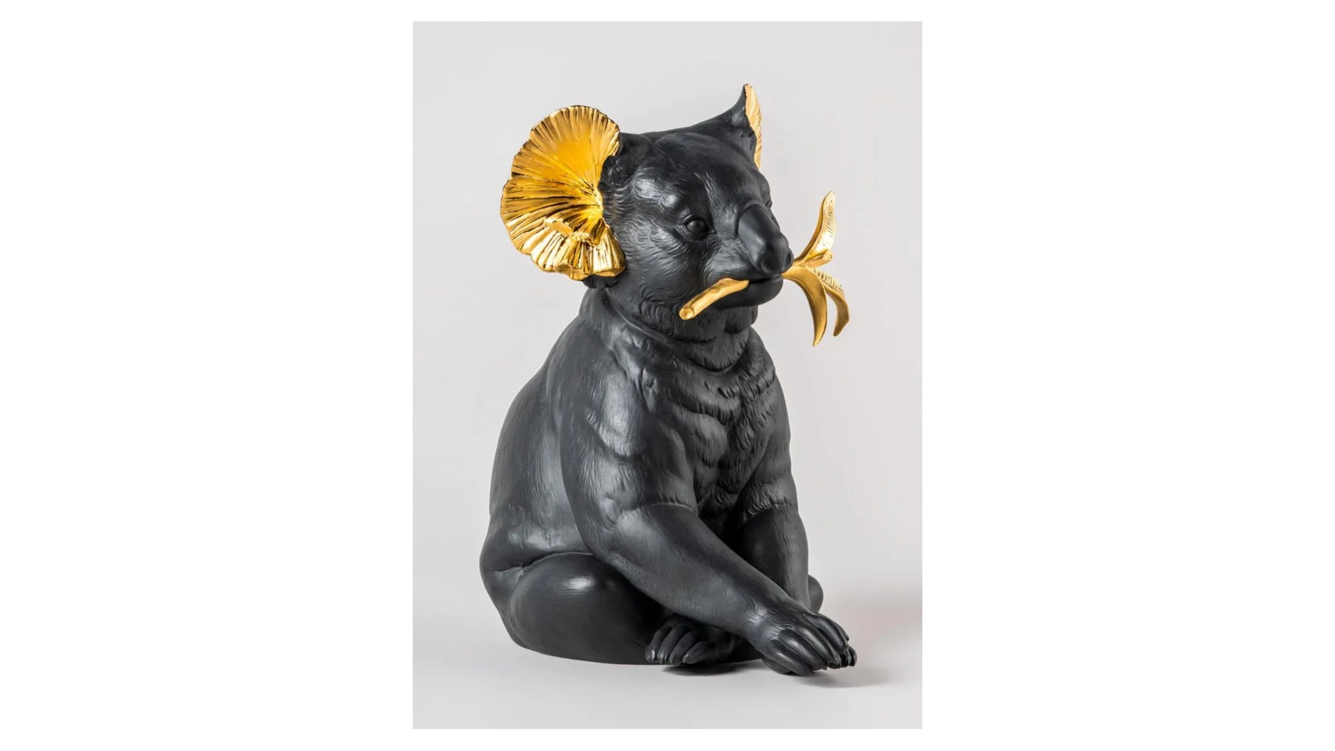 Фигурка Lladro Коала 34х 21x27 см, фарфор, черно-золотая, лимитированный выпуск