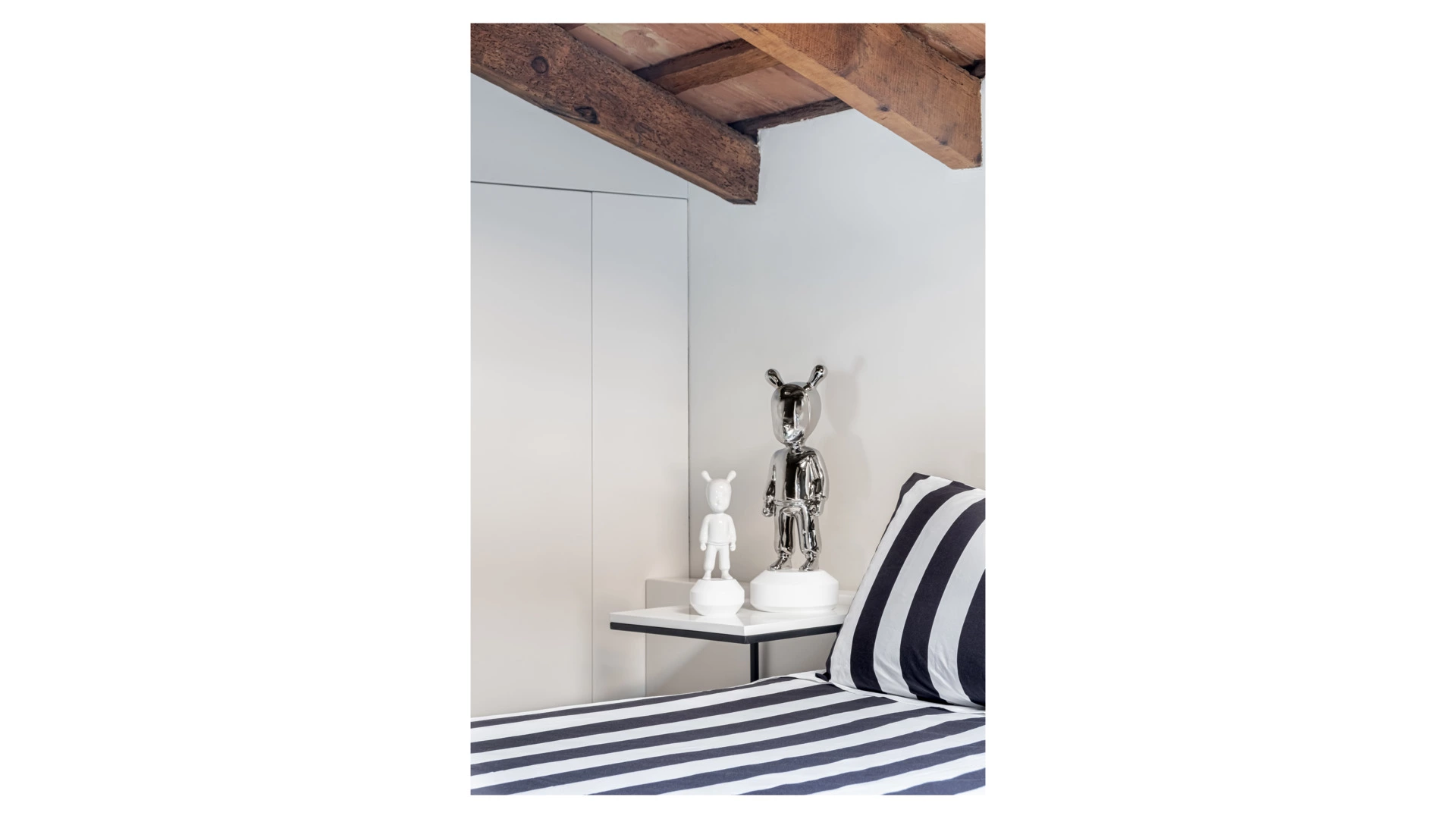 Фигурка Lladro Гость большой 19х52 см, фарфор, серебристый