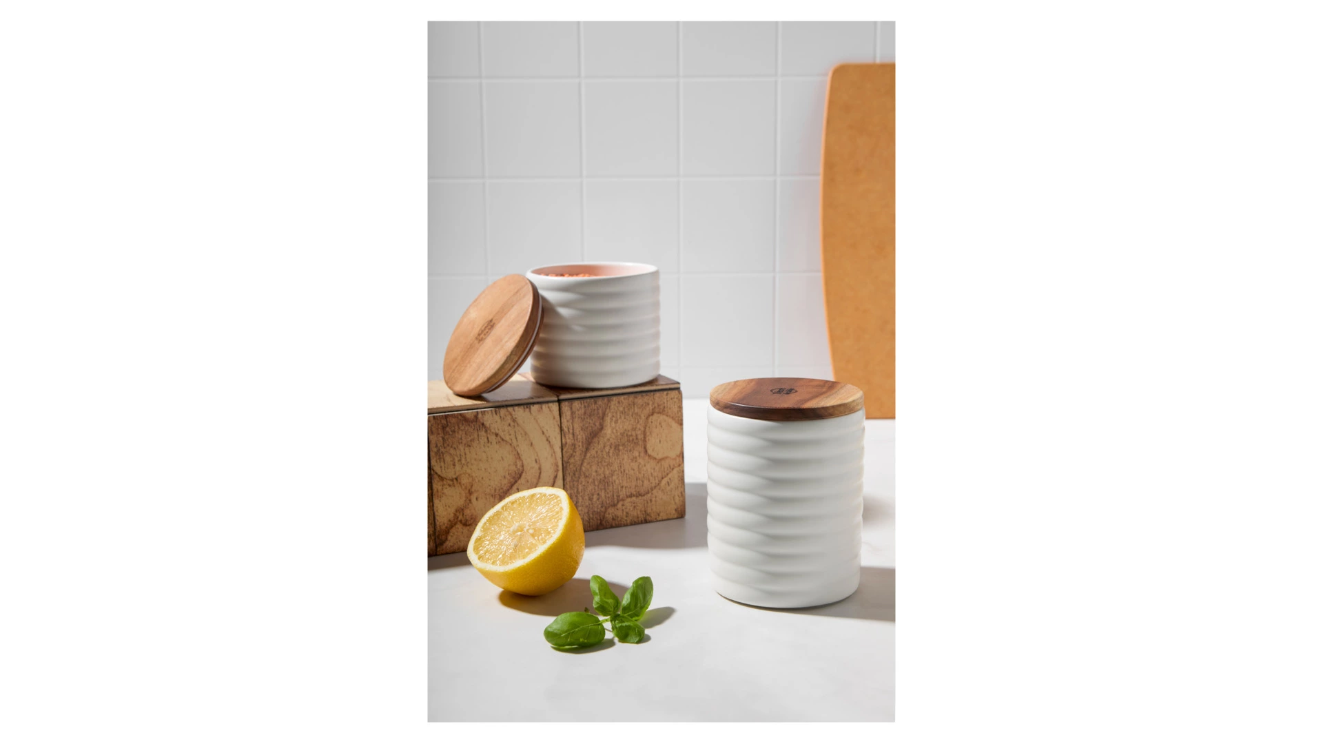 Банка для хранения Decor de table Home 550 мл, рельеф, керамика, акация, белая