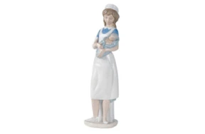 Фигурка NAO Медсестра 9х11х33 см, фарфор