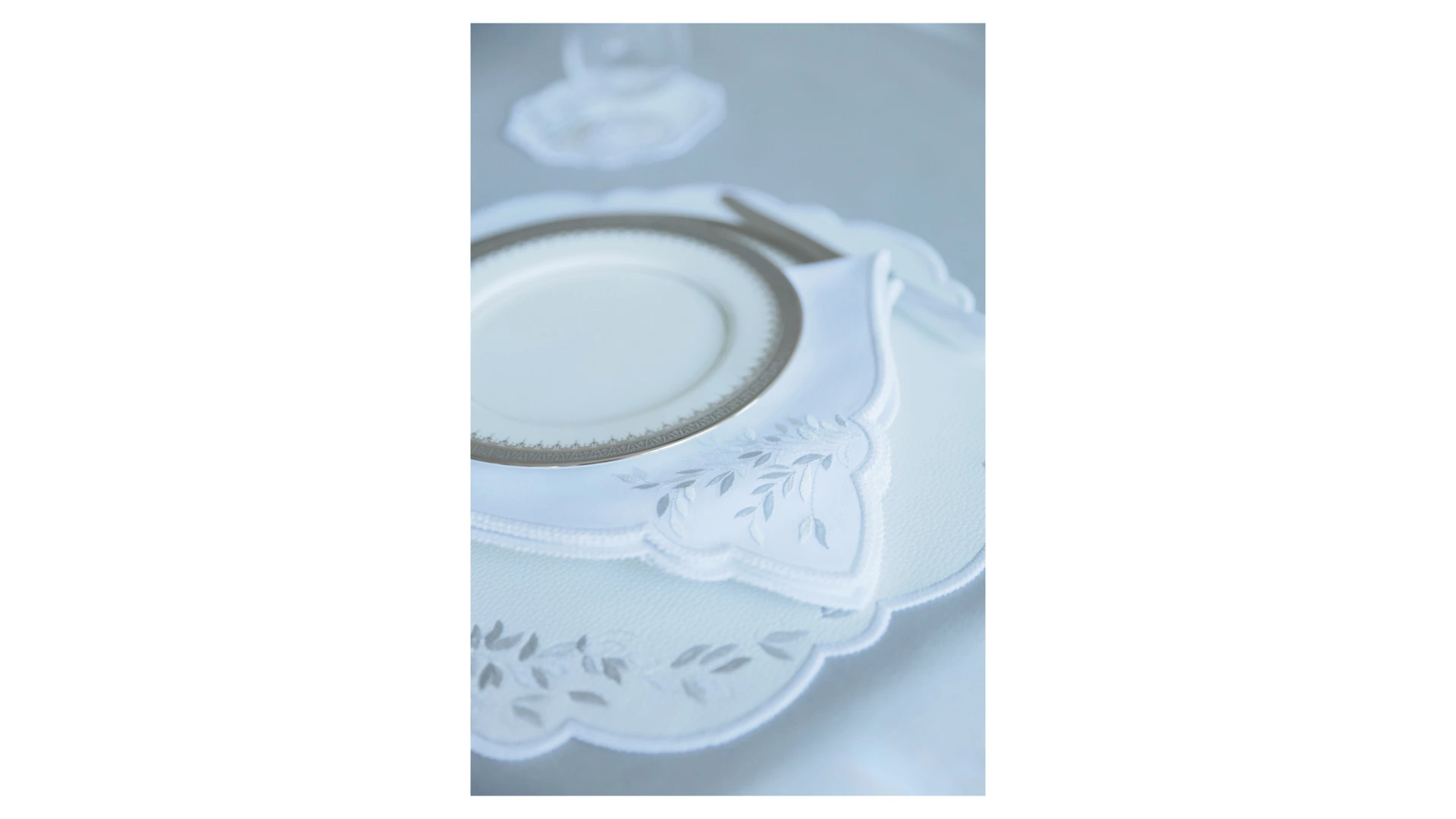 Набор плейсматов Private Decor collection Jardin Mаjоrelle 43 см, 2 шт, экокожа, белый с серебристым