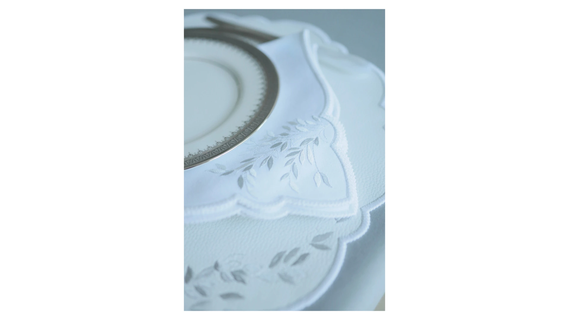 Набор плейсматов Private Decor collection Jardin Mаjоrelle 43 см, 2 шт, экокожа, белый с серебристым