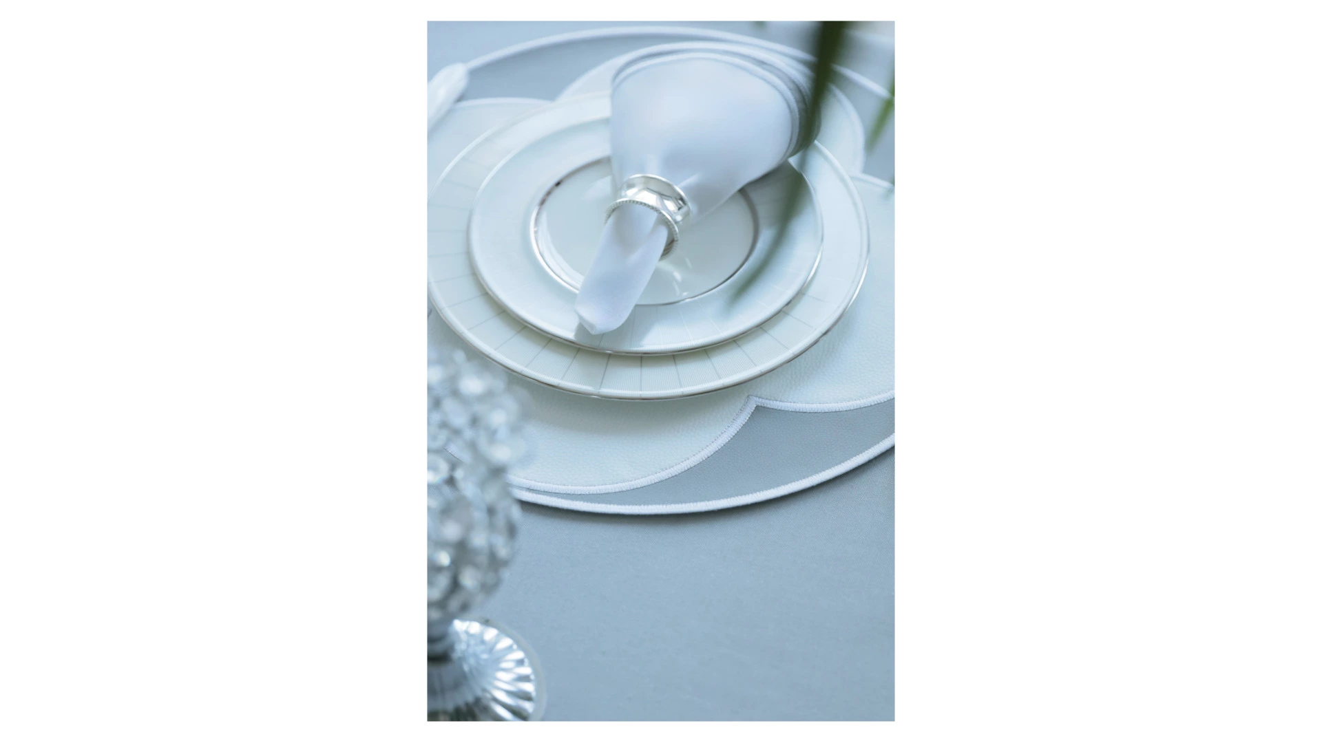 Набор плейсматов D Oro 43 см, 2 шт, экокожа, бело-серый