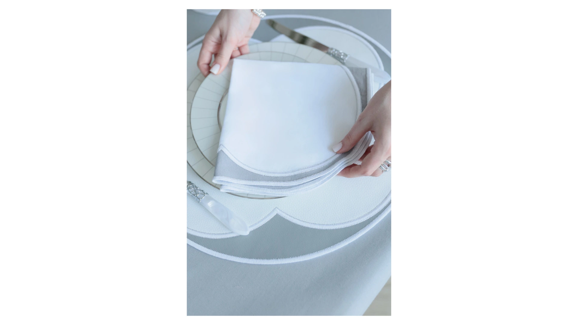 Набор плейсматов D Oro 43 см, 2 шт, экокожа, бело-серый