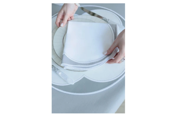 Набор плейсматов D Oro 43 см, 2 шт, экокожа, бело-серый