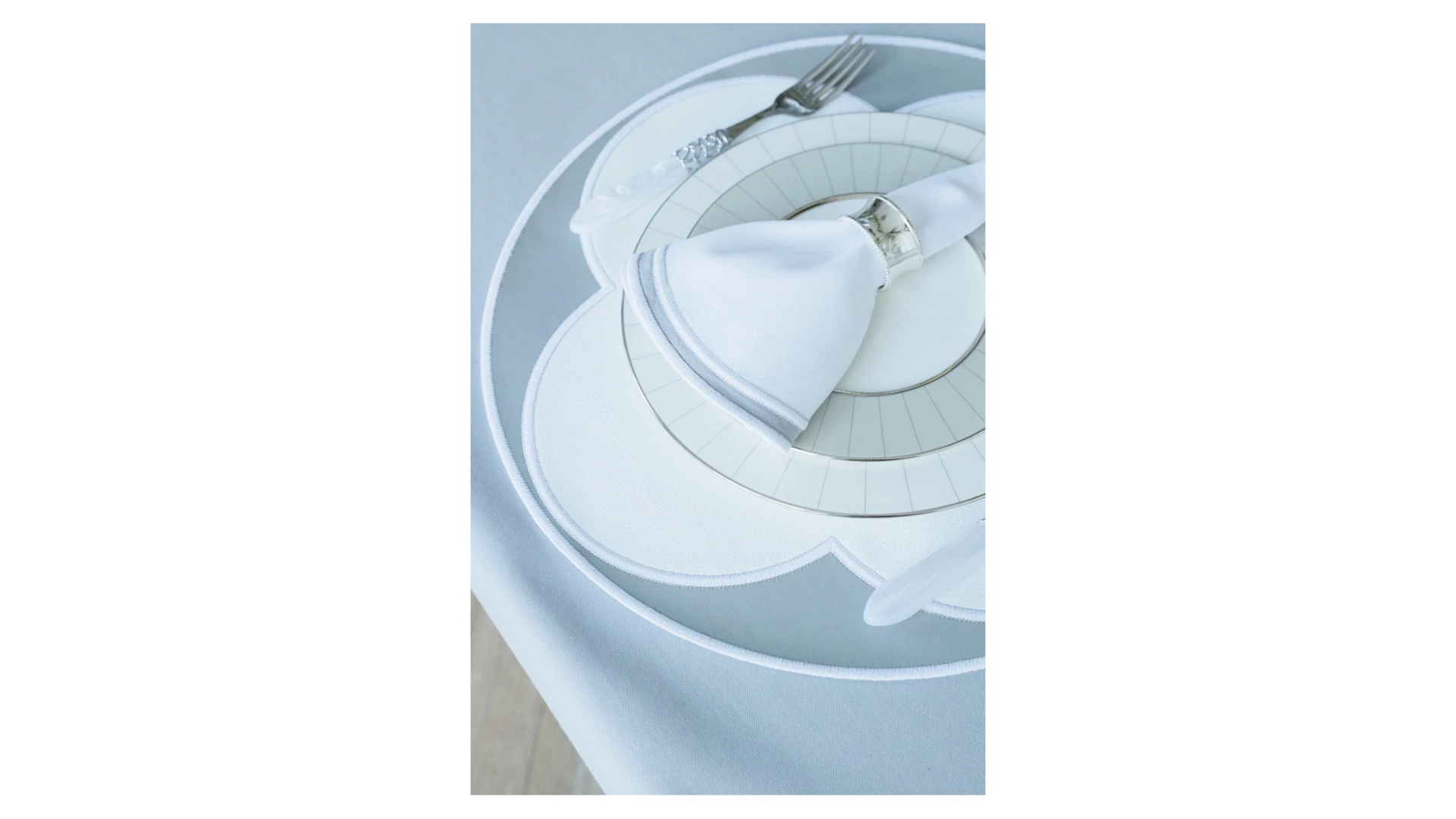 Набор плейсматов D Oro 43 см, 2 шт, экокожа, бело-серый