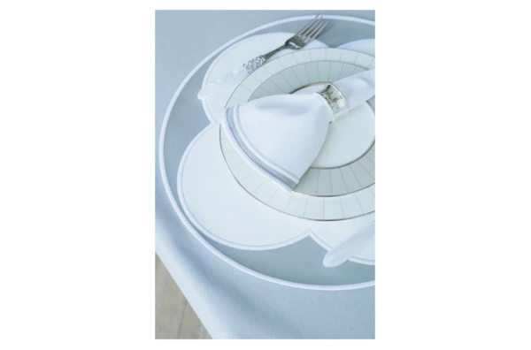 Набор плейсматов D Oro 43 см, 2 шт, экокожа, бело-серый