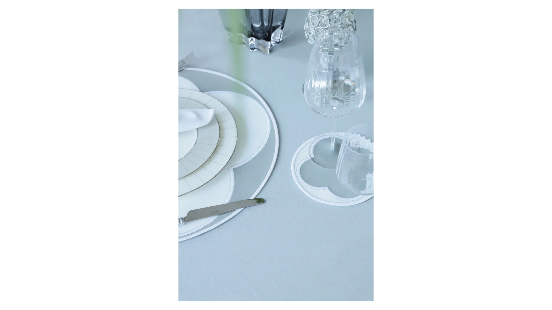 Набор плейсматов D Oro 43 см, 2 шт, экокожа, бело-серый