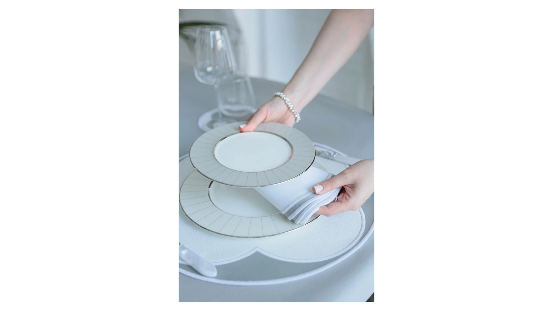 Набор плейсматов D Oro 43 см, 2 шт, экокожа, бело-серый