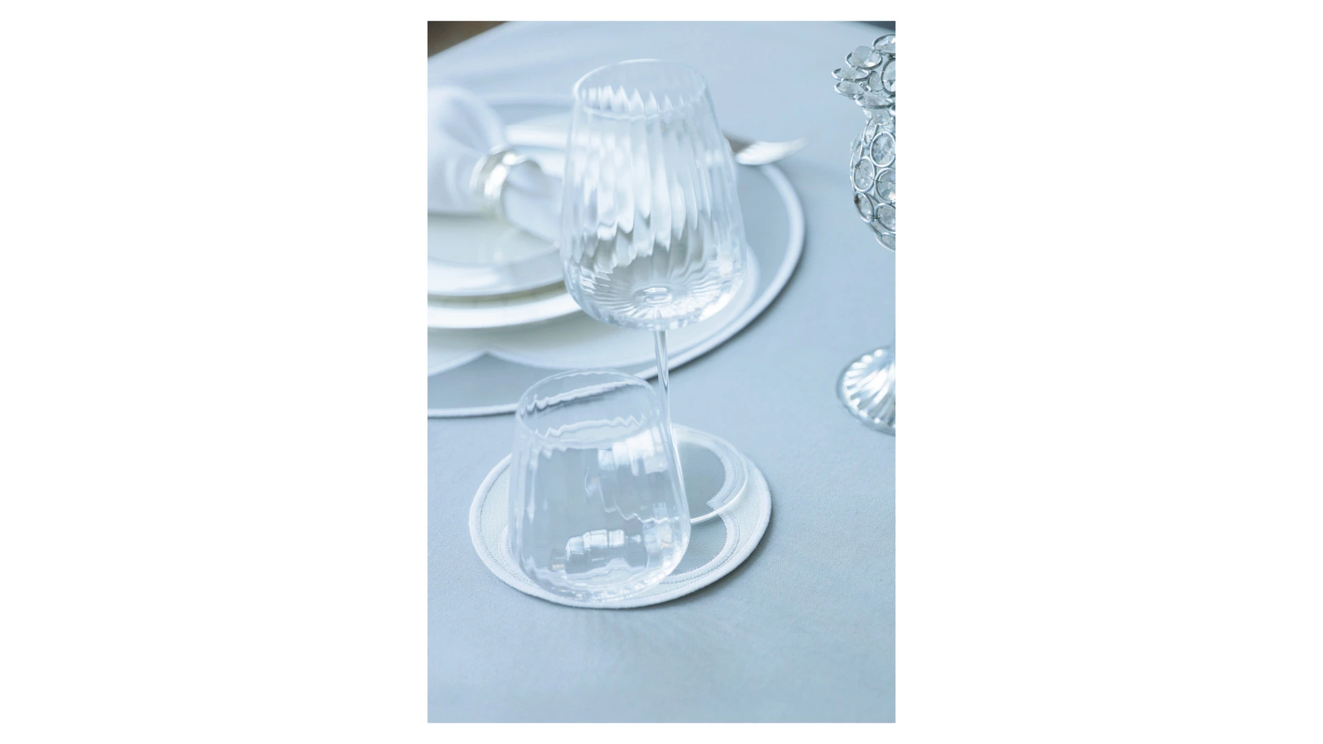 Набор плейсматов D Oro 43 см, 2 шт, экокожа, бело-серый